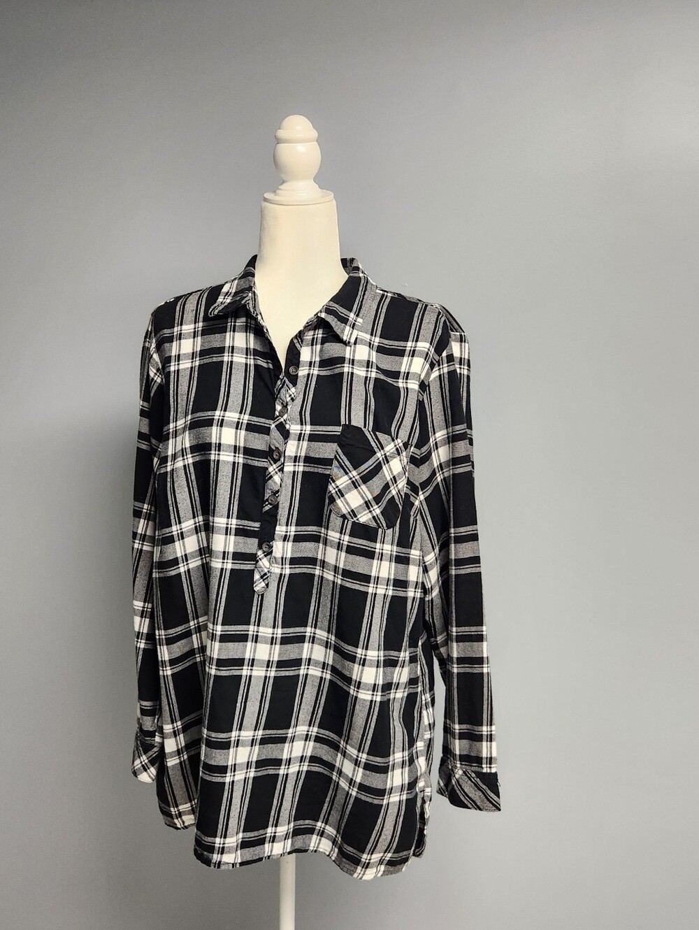 Croft & Barrow Black and White Plaid Casual Button-Down Shirt